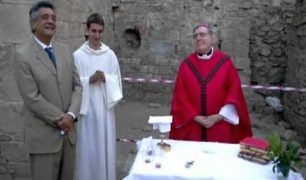 Larcivescovo-Fontana-celebra-messa-nella-cripta-della-di-Chiesa-di-San-Donato-Cremona